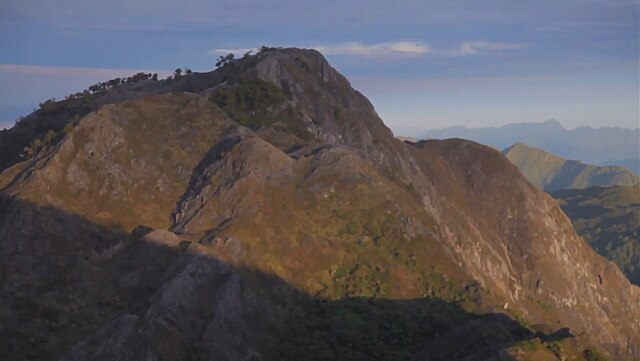  Gunung Binaiya, pegunungan karst (Dok. commons.wikimedia.org) 