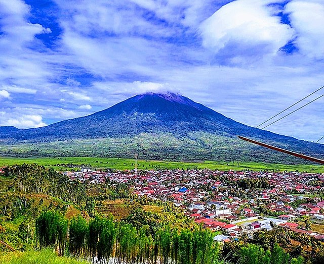 Gunung kerinci dengan keunikan ekosistemnya yang diakui dunia (Dok. commons.wikimedia.org) 