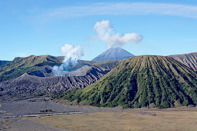  Gunung Semeru dengan aktivitas vulkaninya yang mengesankan (Dok. commons.wikimedia.org) 