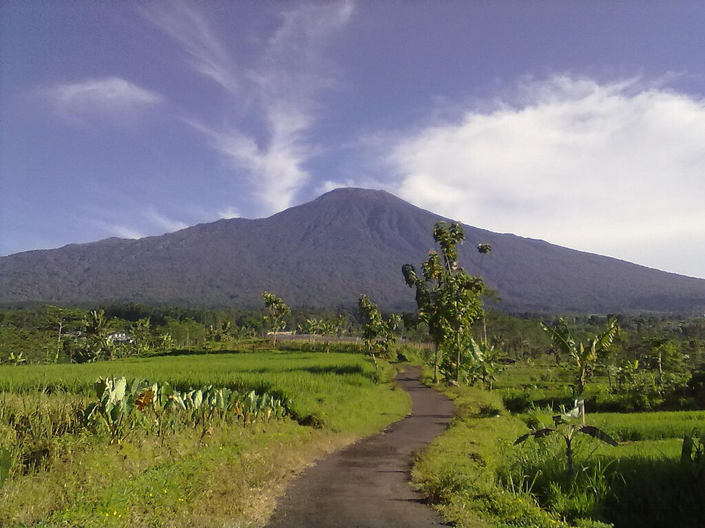 Pemandangan Gunung Slamet @ wikimedia commons