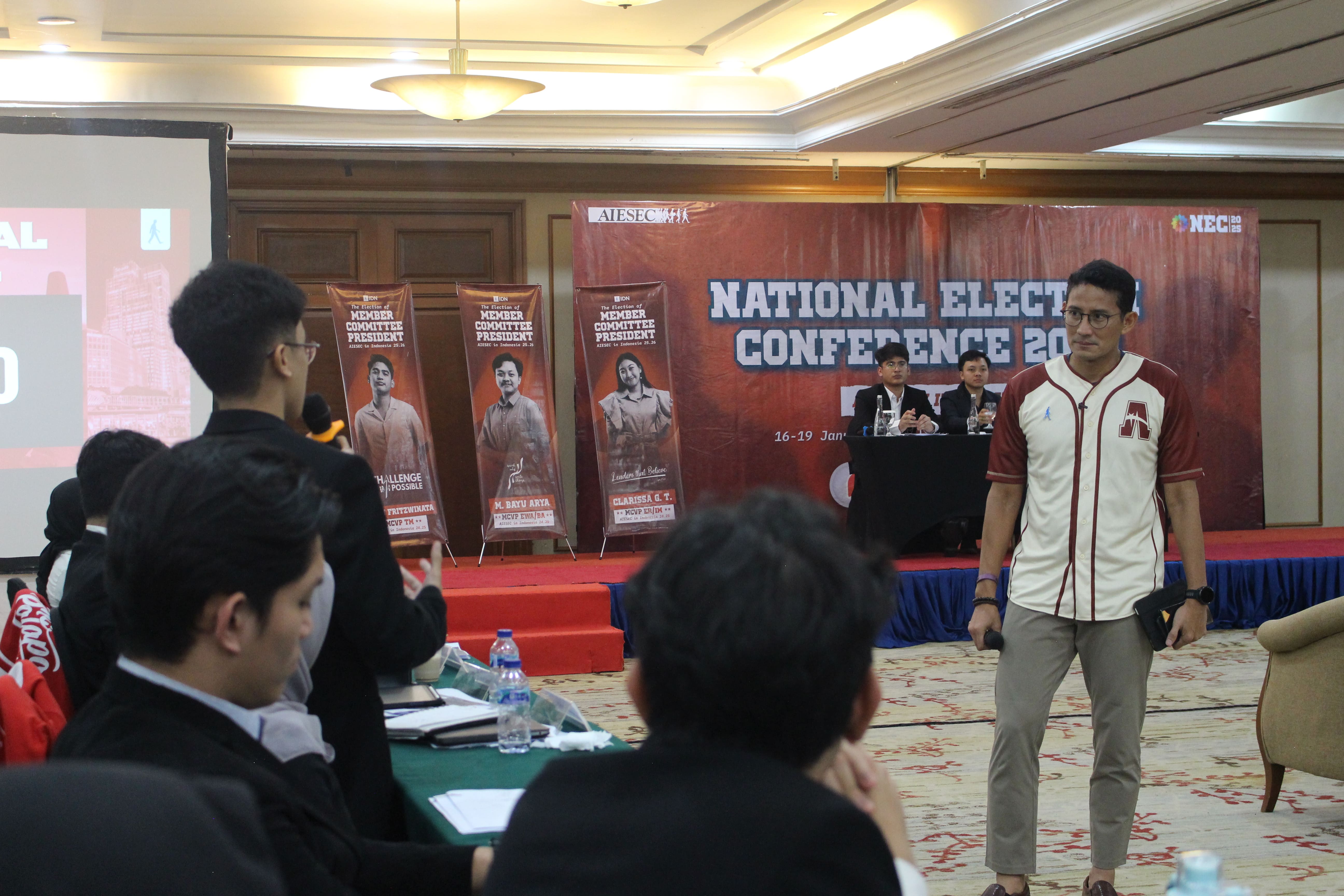 Sandiaga Uno tengah melakukan sesi tanya jawab dengan para peserta NEC mengenai Pemilihan Presiden AIESEC Indonesia 25.26