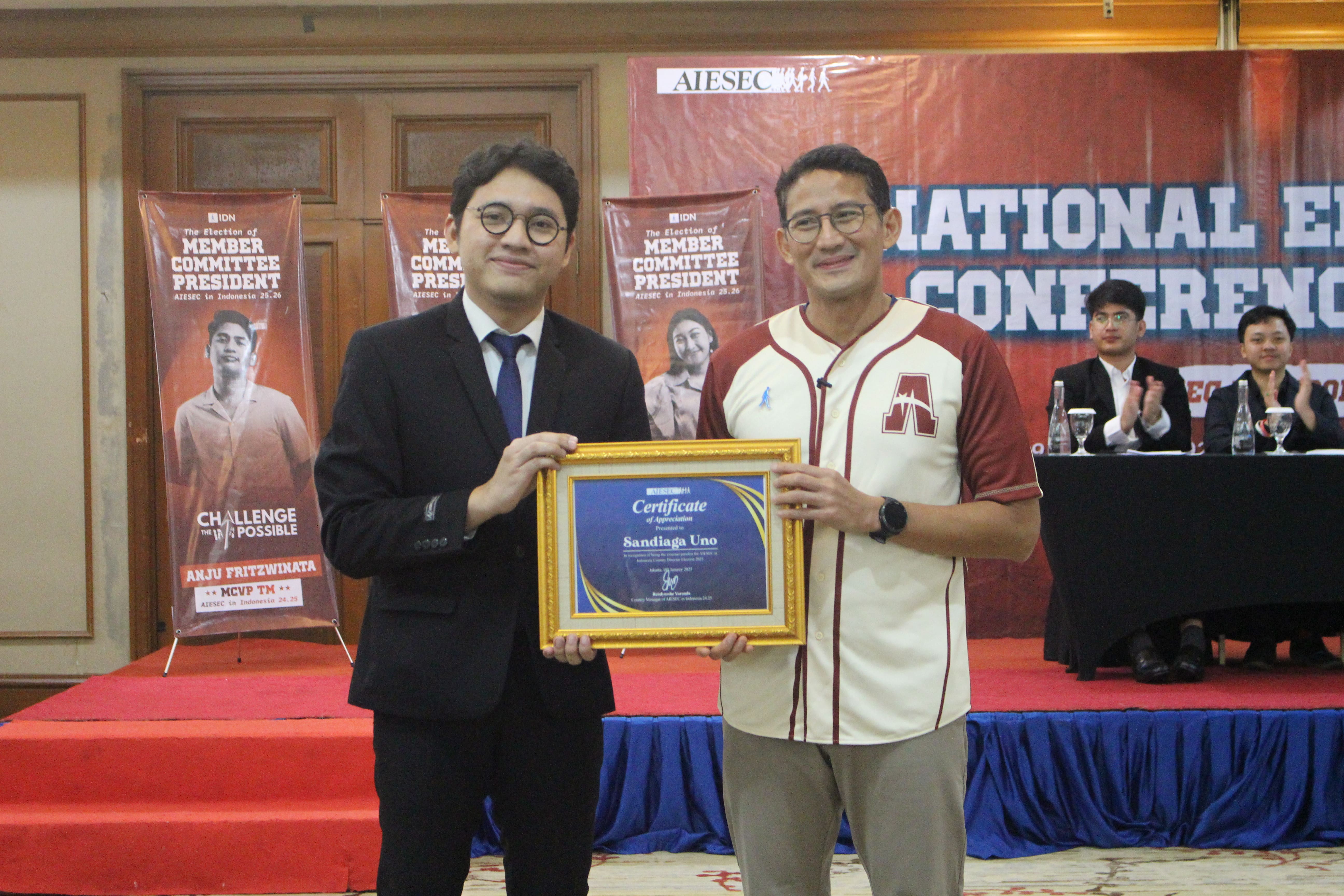 Pemberian Sertifikat Apresiasi kepada Sandiaga Uno sebagai Panelis NEC 2025 oleh Presiden AIESEC Indonesia 24.25, Rendynothe Yuranda 