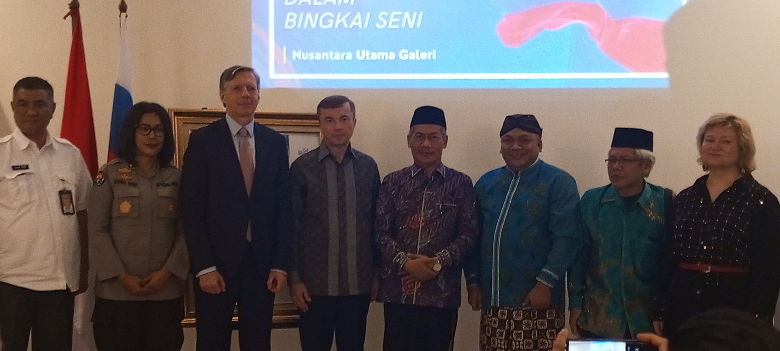 Foto Bersama di Rumah Rusia | Dok. Almer Sophian 