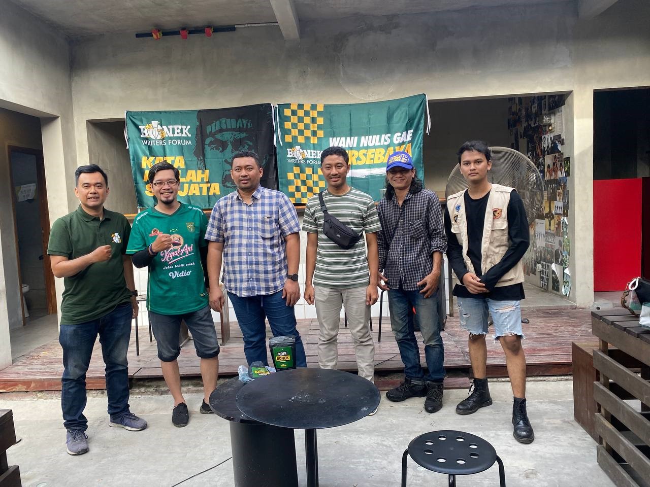 Diskusi Kelahiran Soerabajasche Indonesische Voetbal Bond (kini Persebaya Surabaya) bersama BWF dan founder Bajul.Net di salah satu Café dekat SUTOS (Surabaya Town Square), kota Surabaya tahun 2022.