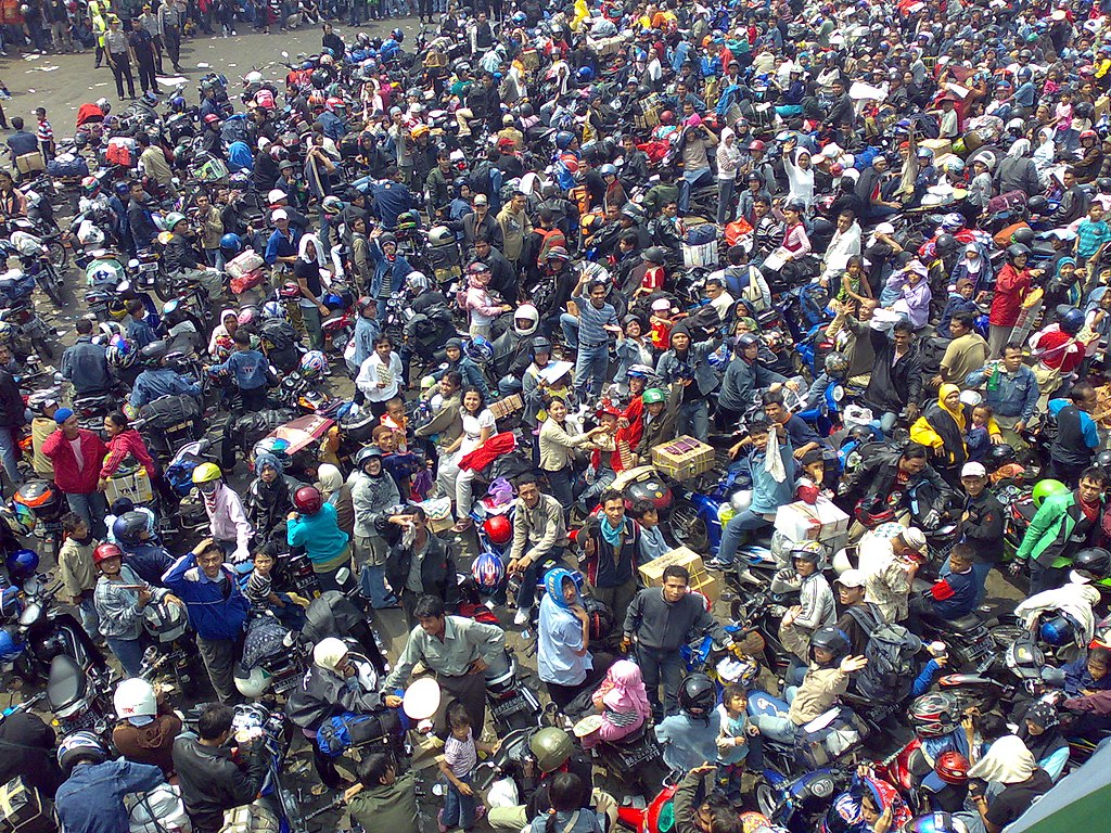 Suasana kepadatan ketika mudik lebaran @ Coris/wikimedia commons