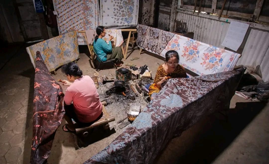 Para pembatik di batik Oey Soe Tjoen