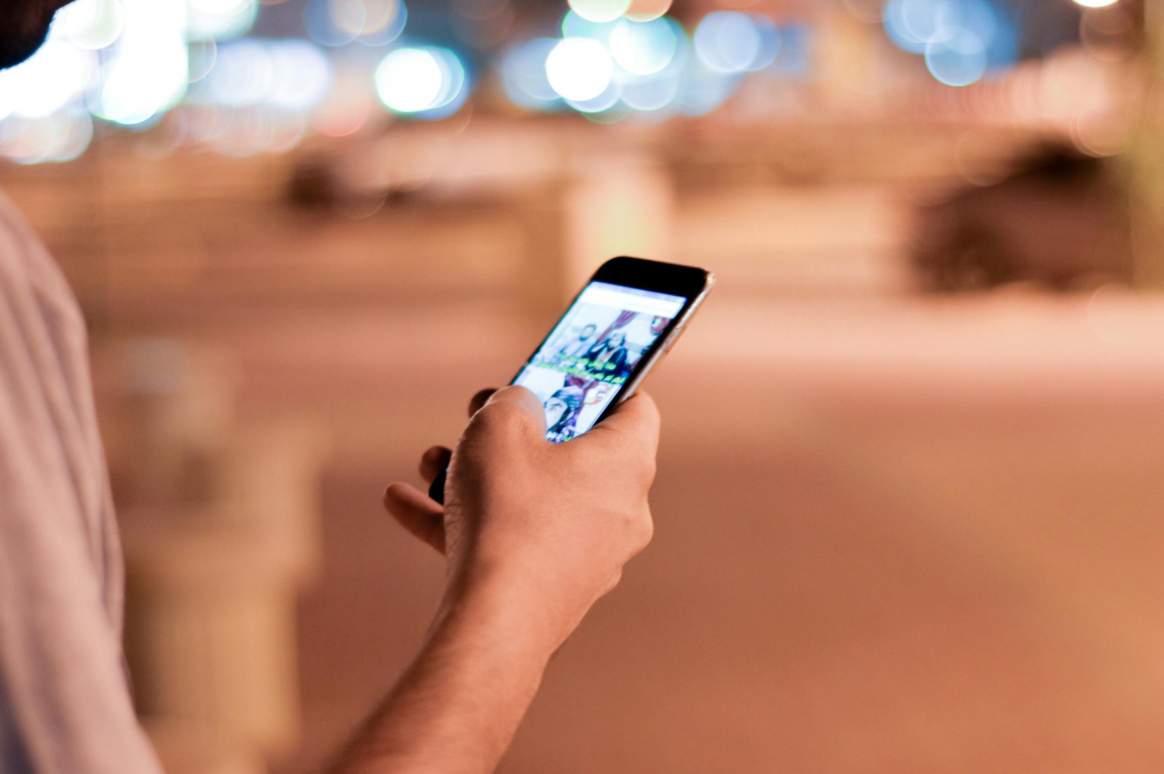 Scrolling Media Sosial | Foto oleh Ahmed Aqtai via Pexels