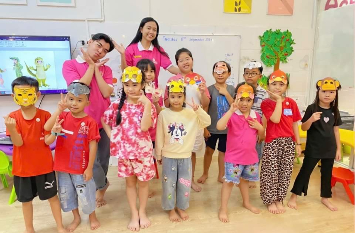 Piola bersama anak-anak di Achiever English Centre, Vietnam