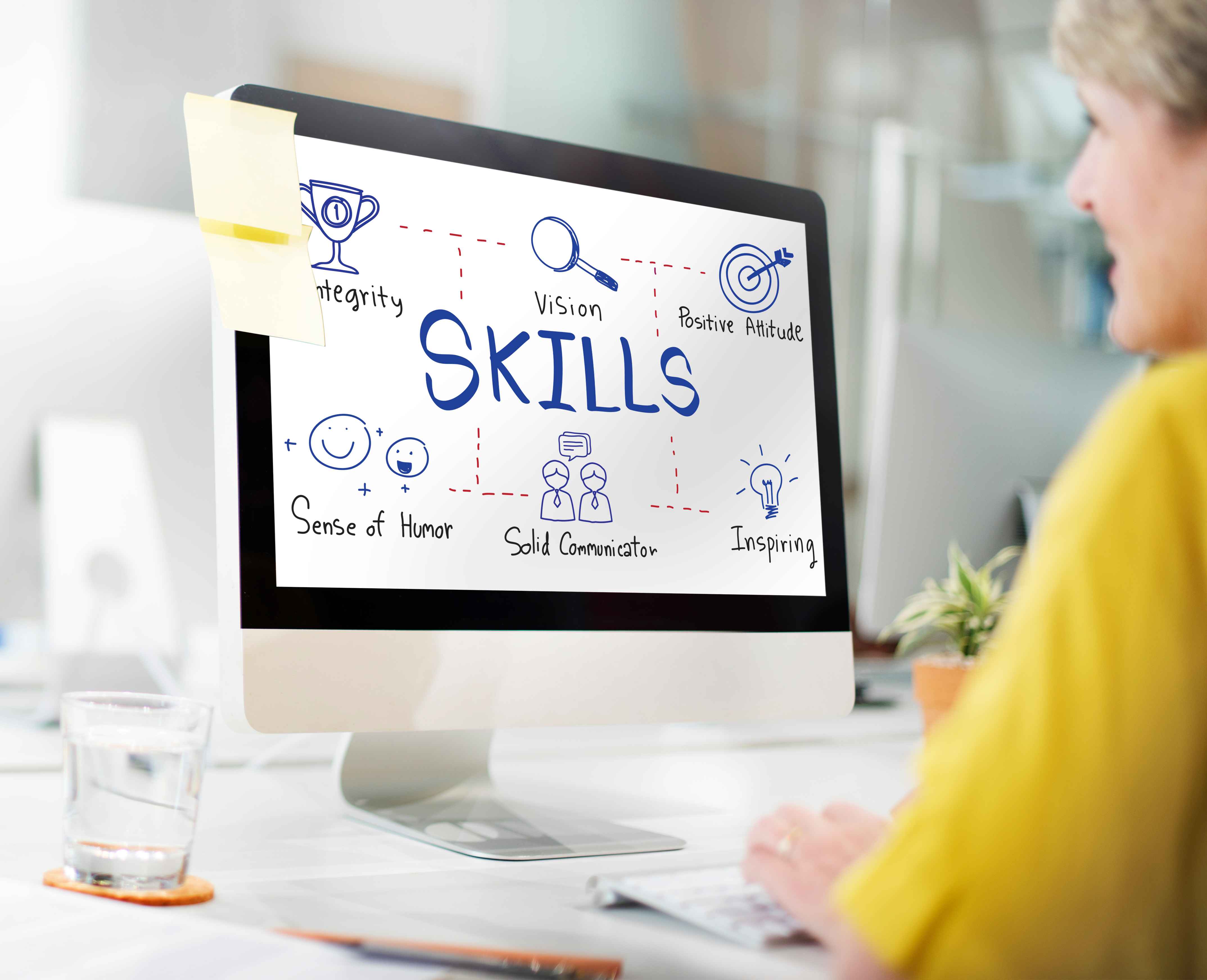 ilustrasi seseorang sedang menatap layar komputer yang berisi skill-skill