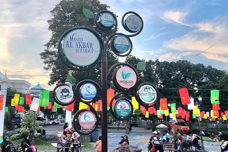 Suasana ngabuburit di Masjid Nasional Al-Akbar Surabaya | Foto: (Instagram @masjidalakbarsurabaya).