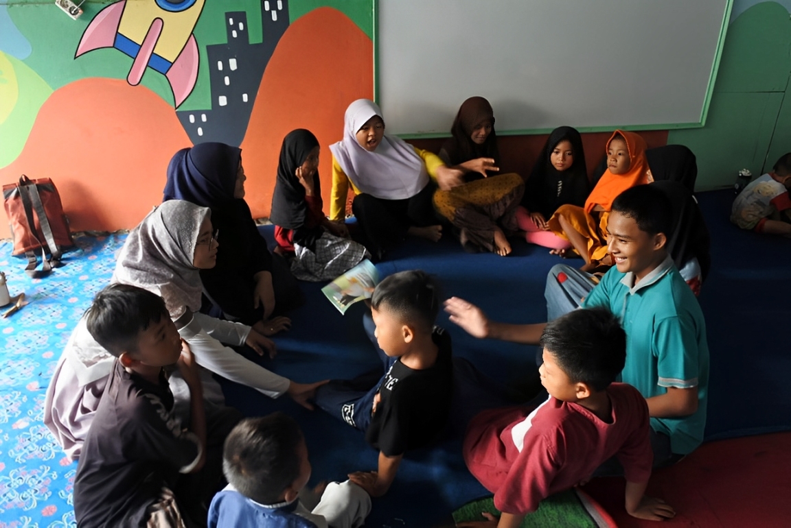 Kegiatan Adam Firmansyah bersama anak-anak marjinal dalam Komunitas Suara Mimpi (Foto: Dok. Adam Firmansyah)