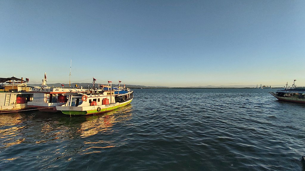 Pemandangan Teluk Kendari @ Firstlab18/wikimedia commons 