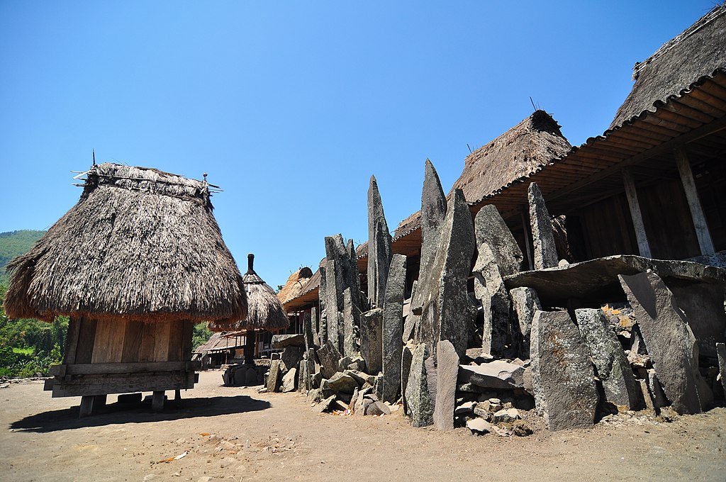 Bentuk rumah Sao Keda dan Kanga suku Lio @ RaiyaniM/wikimedia commons 