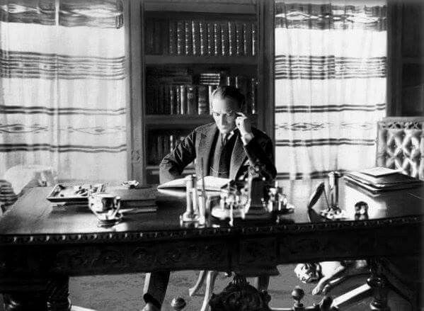 Soekarno dan Prabowo, dua Presiden Indonesia yang ternyata mengidolakan sesosok Atatürk, Bapak Negara Turki yang juga pahlawaan revolusioner.