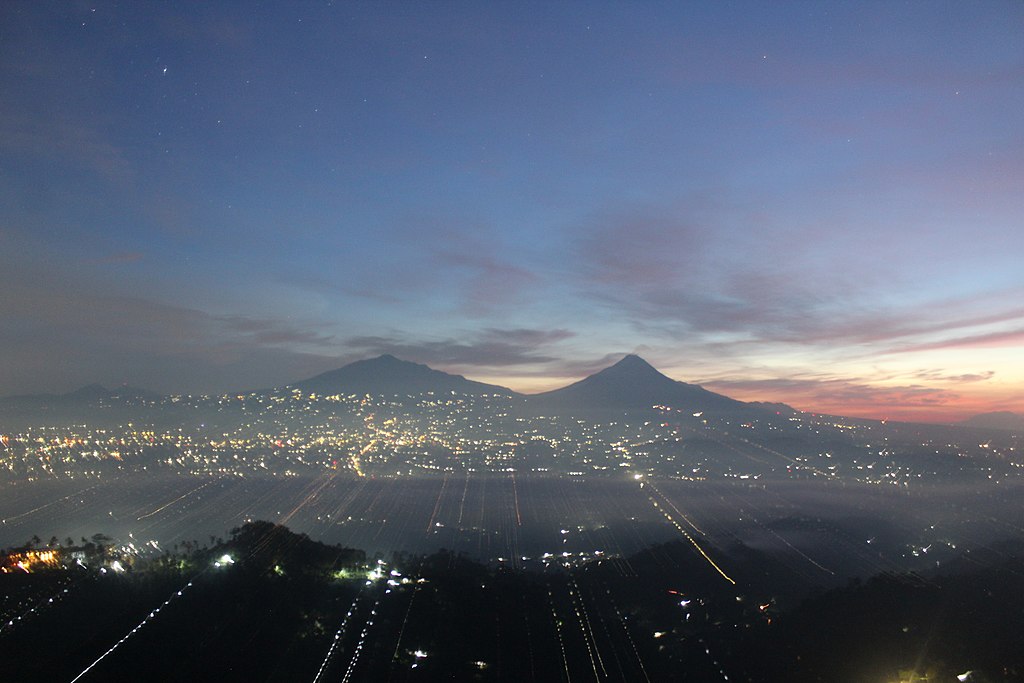 Suasana fajar dengan pemandangan 2 gunung, Merapi dan Merbabu @Ahmad Ribhi/wikimedia commons