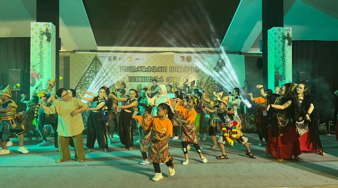 Jingle Sanggar Perwira Budaya satukan penampil dan tamu undangan UNNES dalam flashmob bersama.