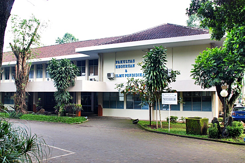 Salah satu gedung fakultas UKSW @ wikimedia commons