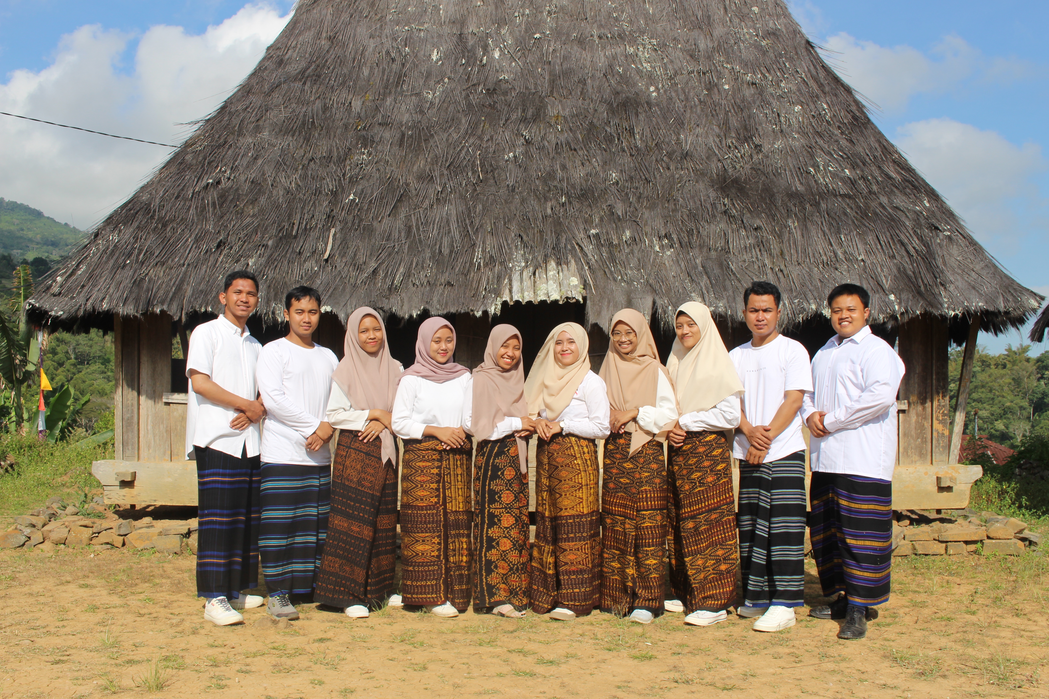 Pakaian adat bermotif khas Ende Lio sebagai bentuk penghormatan terhadap budaya setempat @ Dokumentasi pribadi