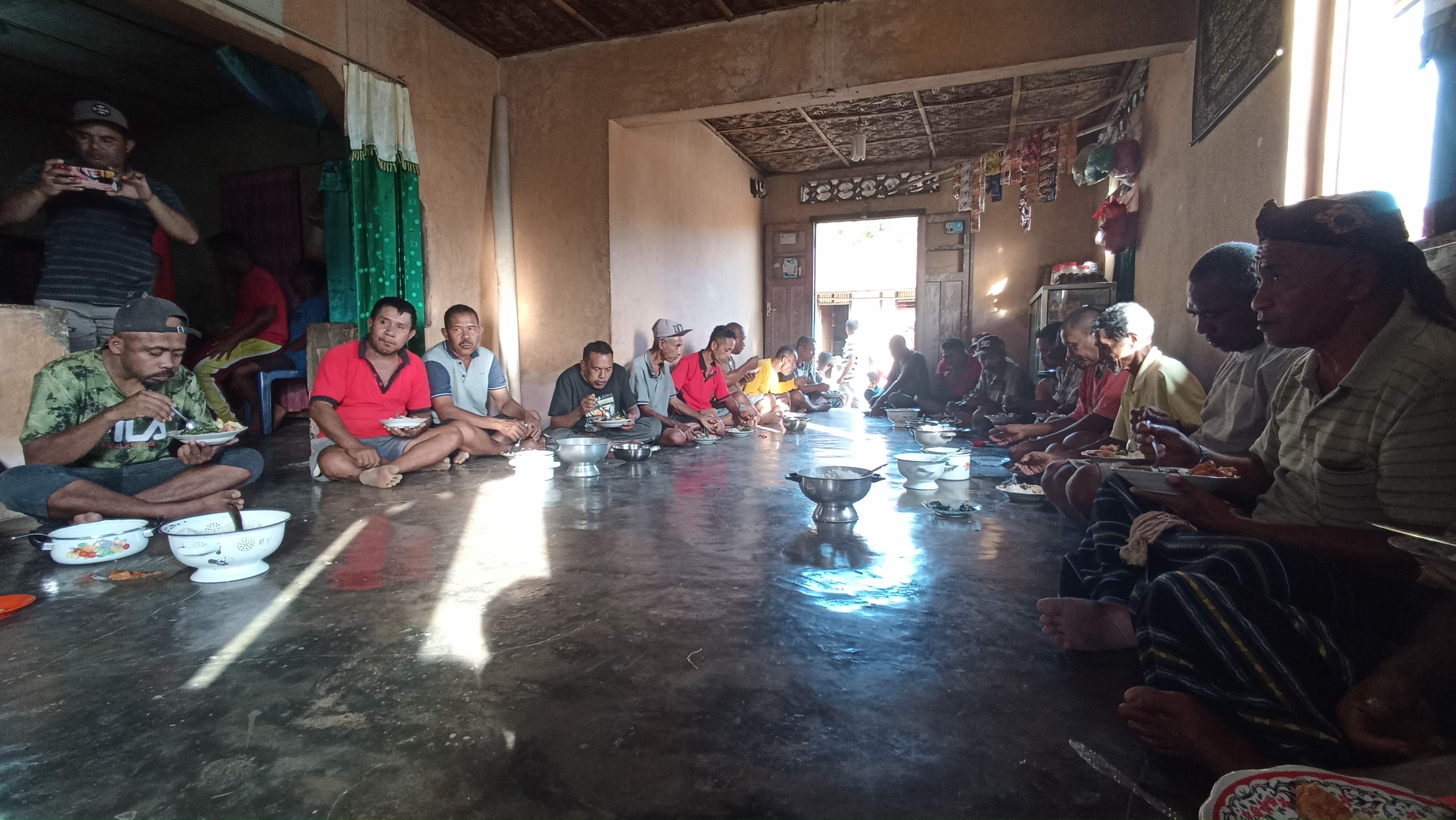 Mosalaki dan rapat adat suku Lio @ Dokumentasi Pribadi