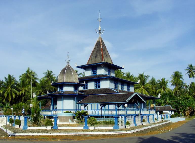  Masjid tradisional dengan daya arsitektur rumah adat Banjar @ Ezagren/wikimedia commons