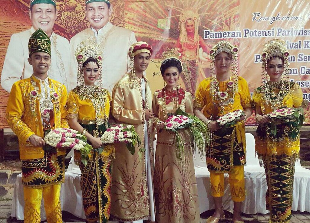 Pakaian Adat khas Banjar @ Putera Ramadhan/wikimedia commons