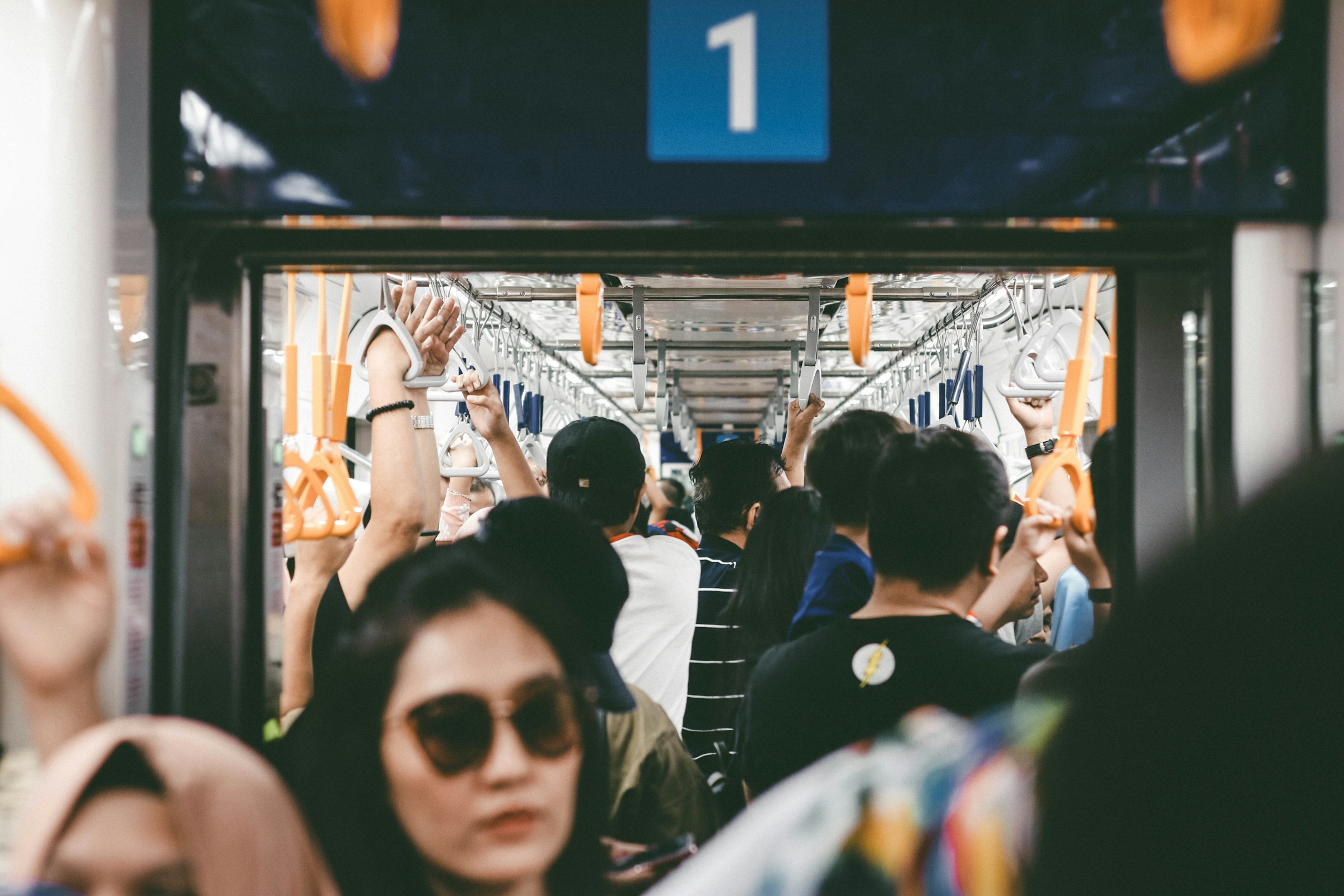 Kepadatan Penumpang di MRT Jakarta
