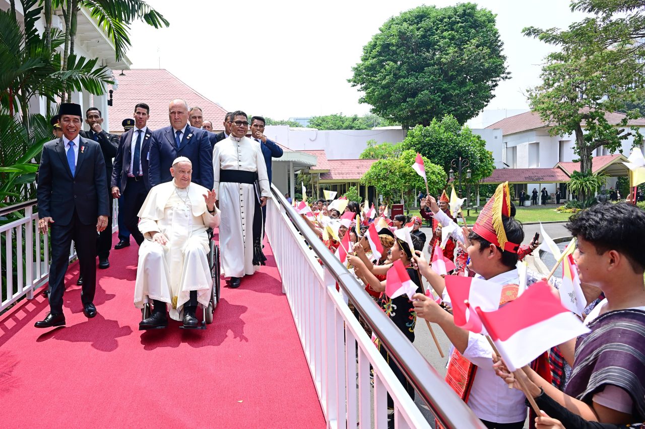 Paus Fransiskus dikenal konsisten untuk menyerukan perdamaian dunia, termasuk saat berkunjung di Indonesia, September 2024 silam.