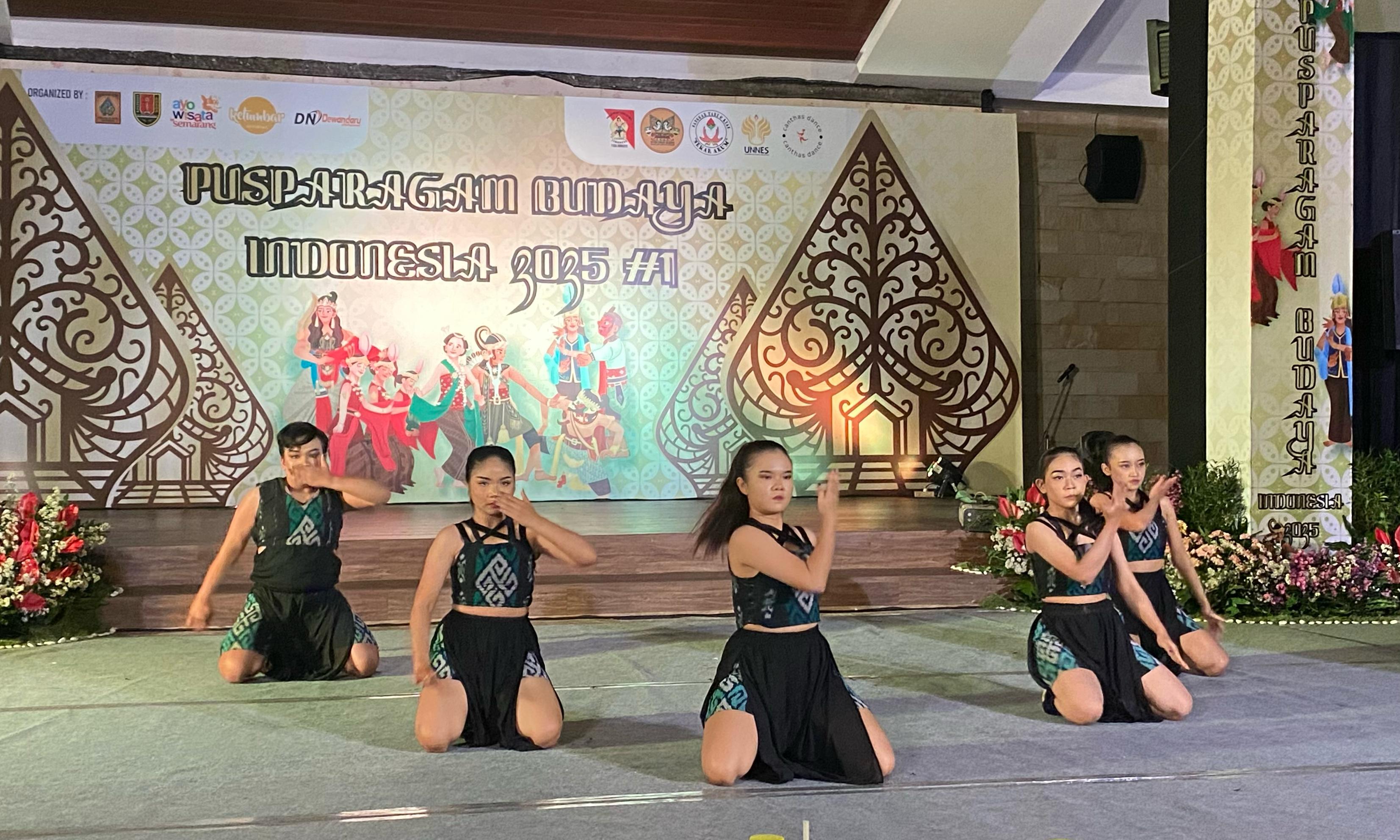 Mahasiswa dari Jurusan Pendidikan Seni Tari UNNES memukau penonton lewat gerak emosional dalam tarian 