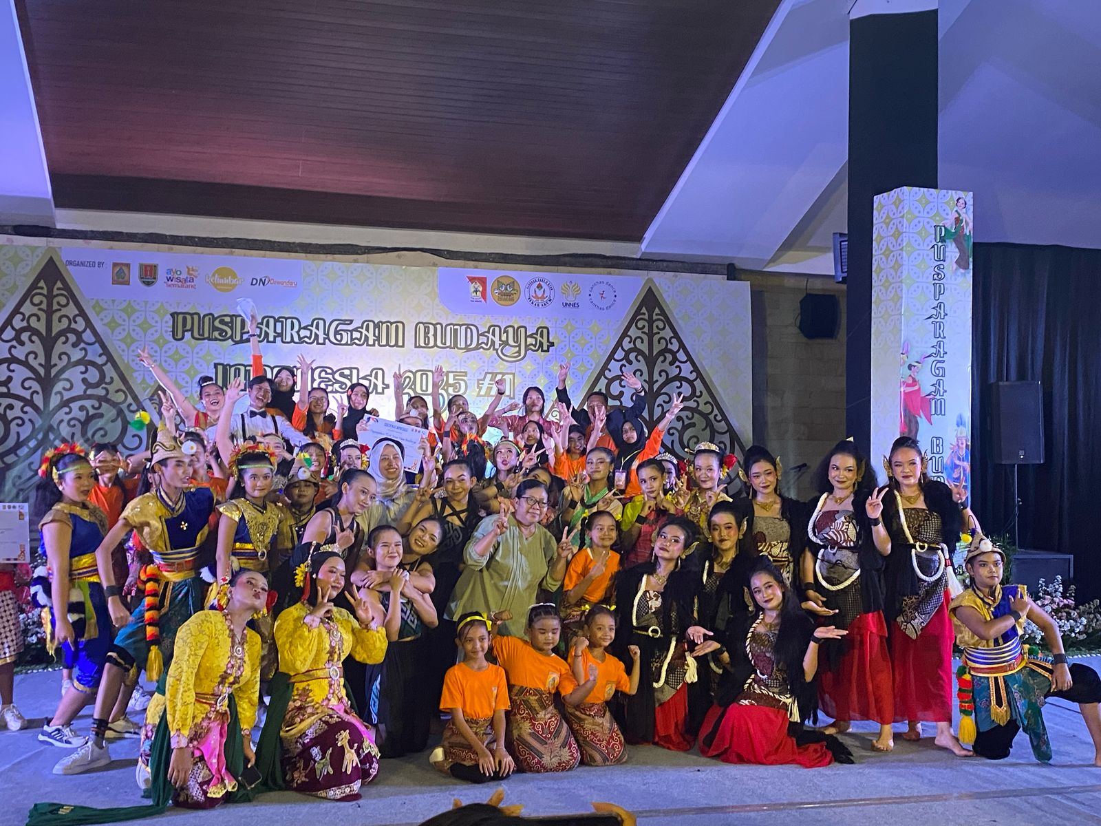 Di akhir acara, seluruh peserta, panitia, dan tamu undangan berkumpul dalam sesi foto bersama untuk merayakan suksesnya gelaran budaya ini.