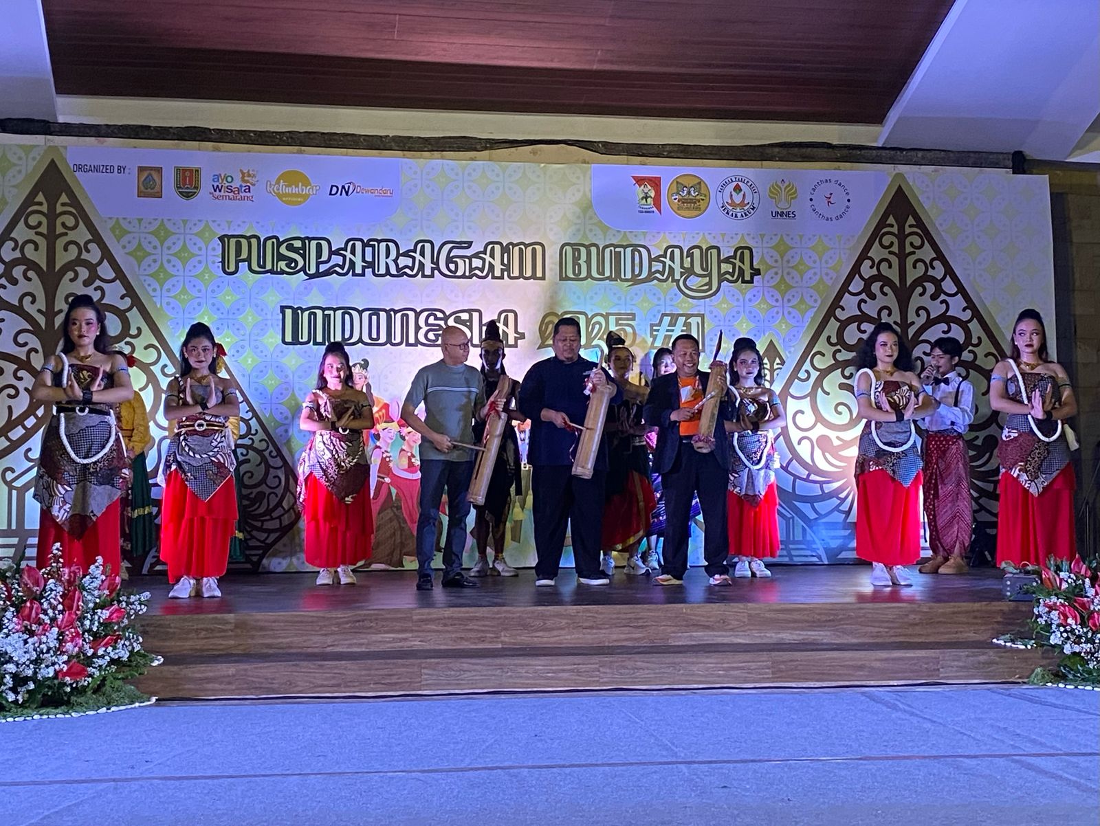 Perwakilan dari Kepala Bidang Kebudayaan Kota Semarang, Kepala UPTD Taman Budaya Raden Saleh, serta Ketua Panitia membuka acara dengan simbolis melalui pukulan kentongan, mencerminkan semangat budaya lokal.