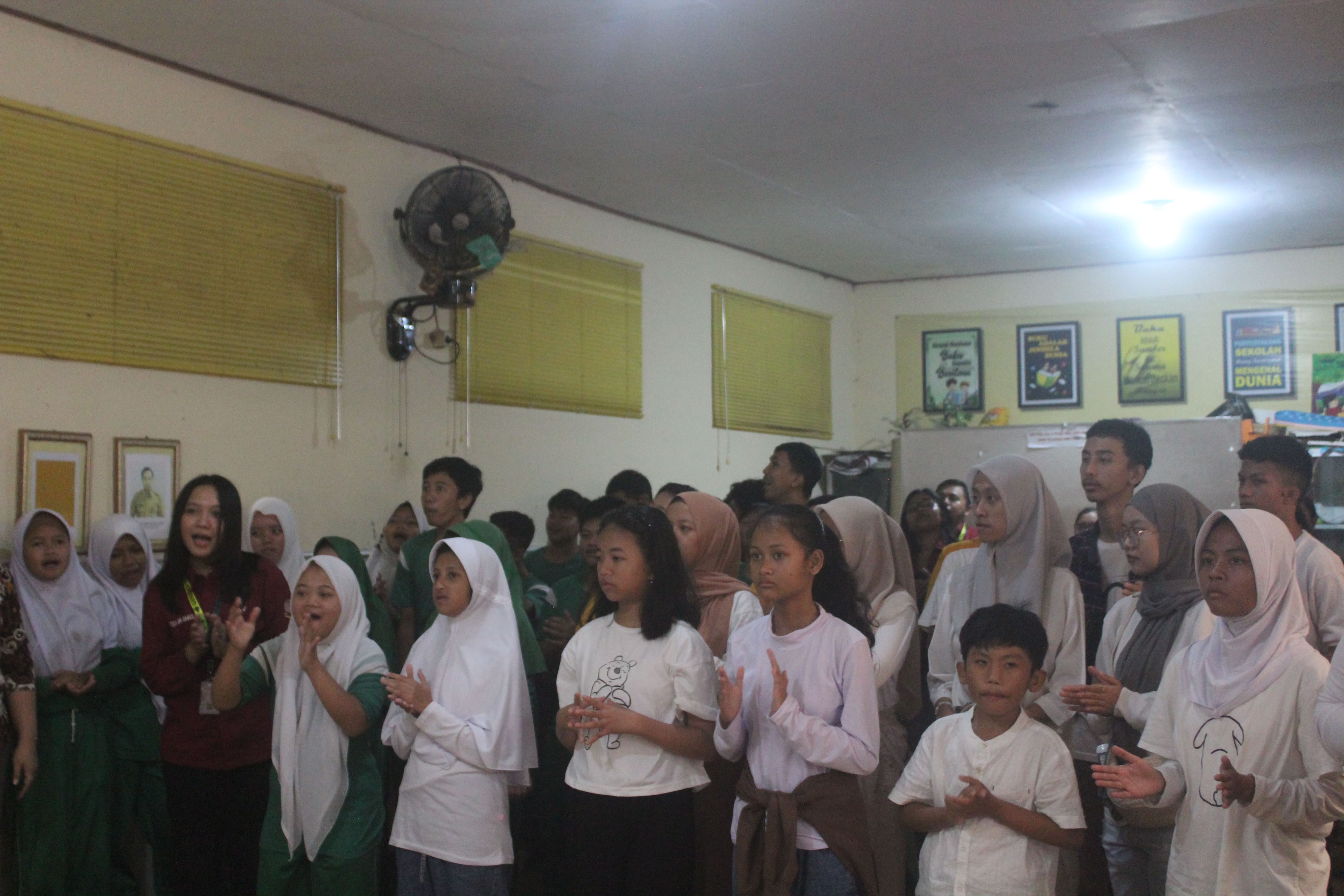 Siswa SLB dan mahasiswa menyanyi bersama