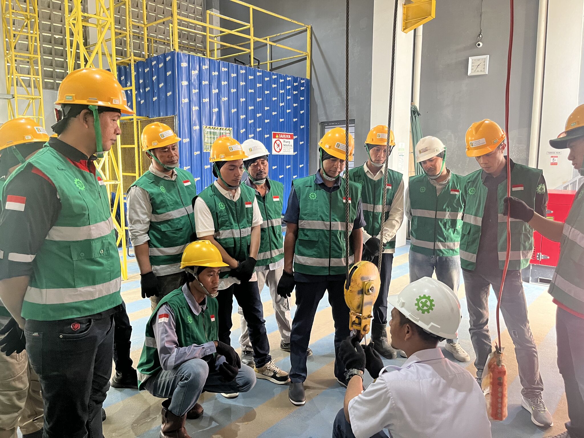 Tali sling menegang, beban tergantung, dan mata tertuju penuh waspada. Shaddam Azhari