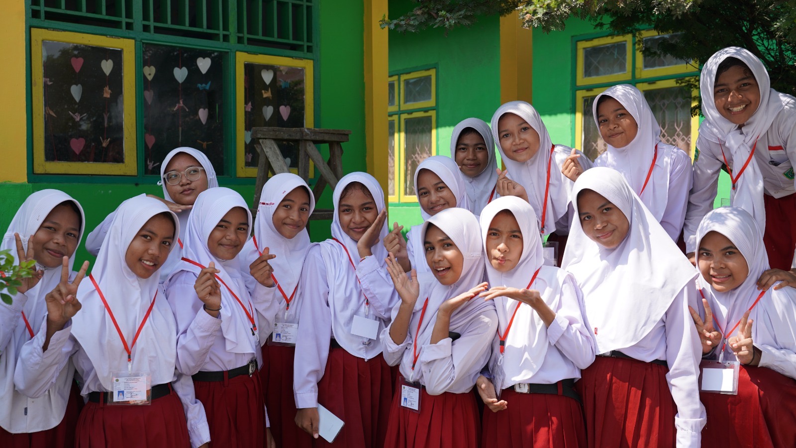 Para siswi salah satu Madrasah Ibtidaiyah Negeri (MIN) dampingan program KREASI saat dikunjungi di sekolahnya di Kab. Halmahera Utara, Maluku Utara
