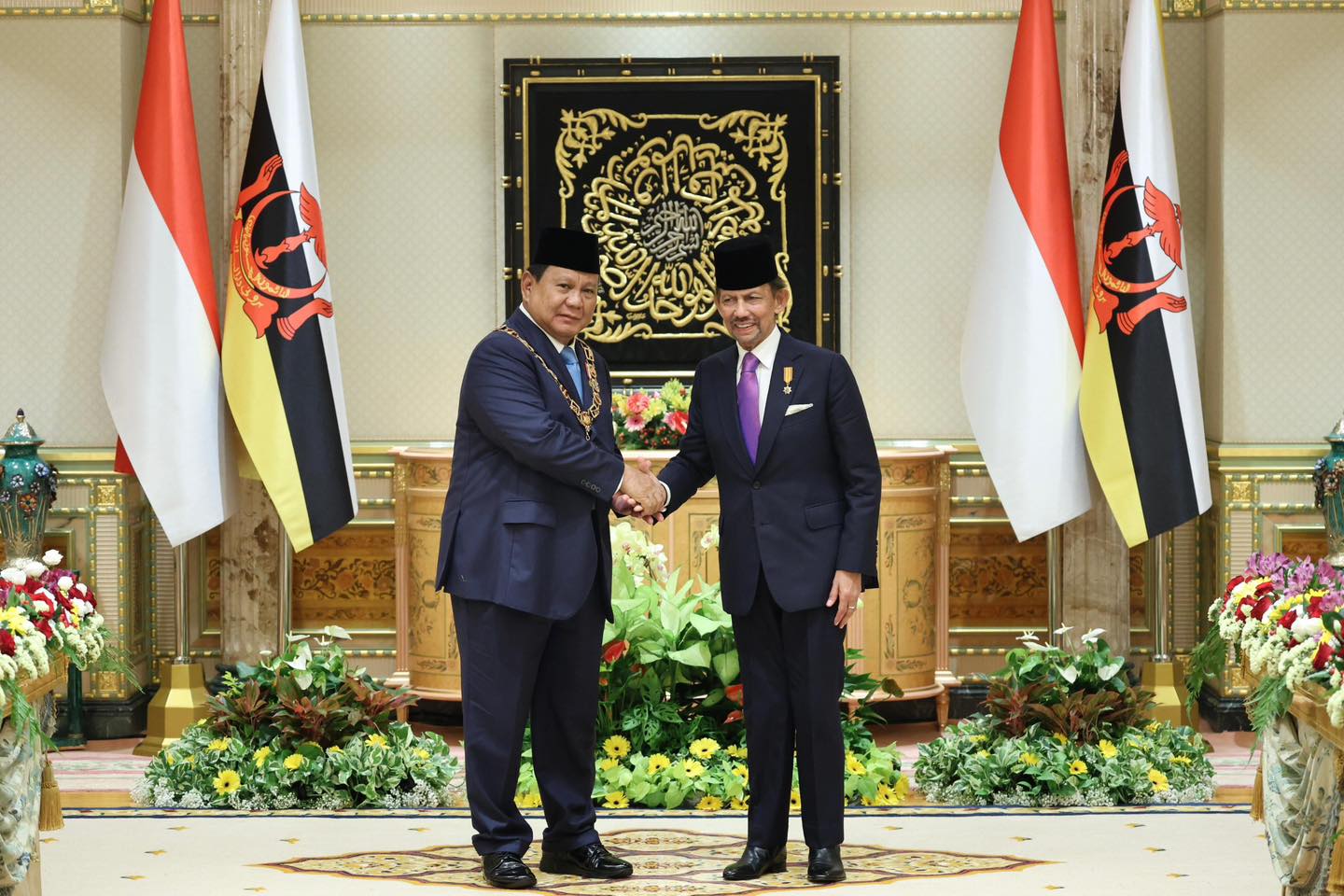 Presiden Prabowo bersama Sultan Haji Hassanal Bolkiah Mu’izzaddin Waddaulah usai menerima Bintang kebesaran Tertinggi dari Brunei (Foto: Dok Fb Gerindra)