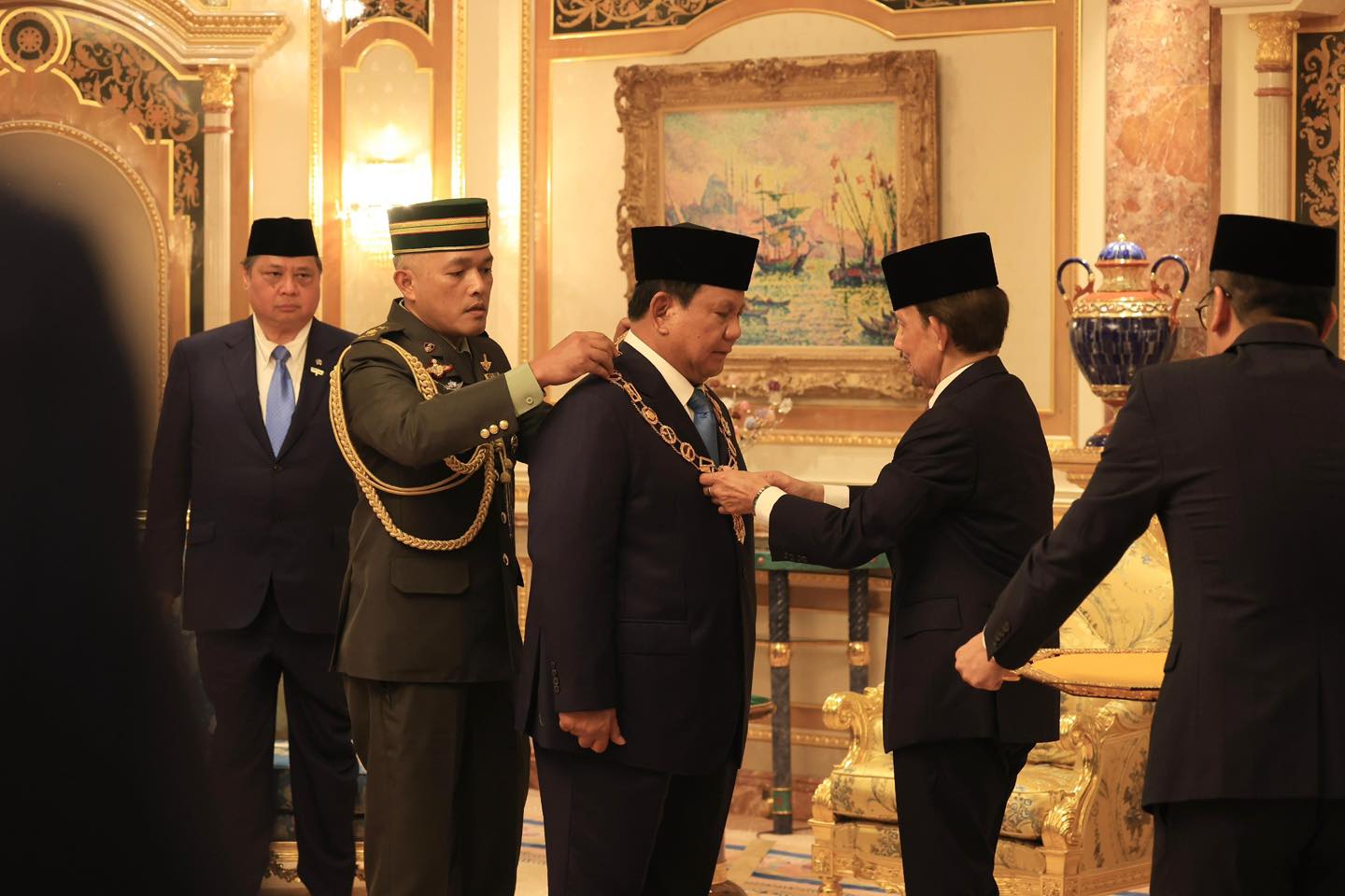 Sultan Haji Hassanal Bolkiah Mu’izzaddin Waddaulah secara langsung mengalungkan bintang kehormatan kepada Presiden Prabowo. (Foto: Dok FB Gerindra)