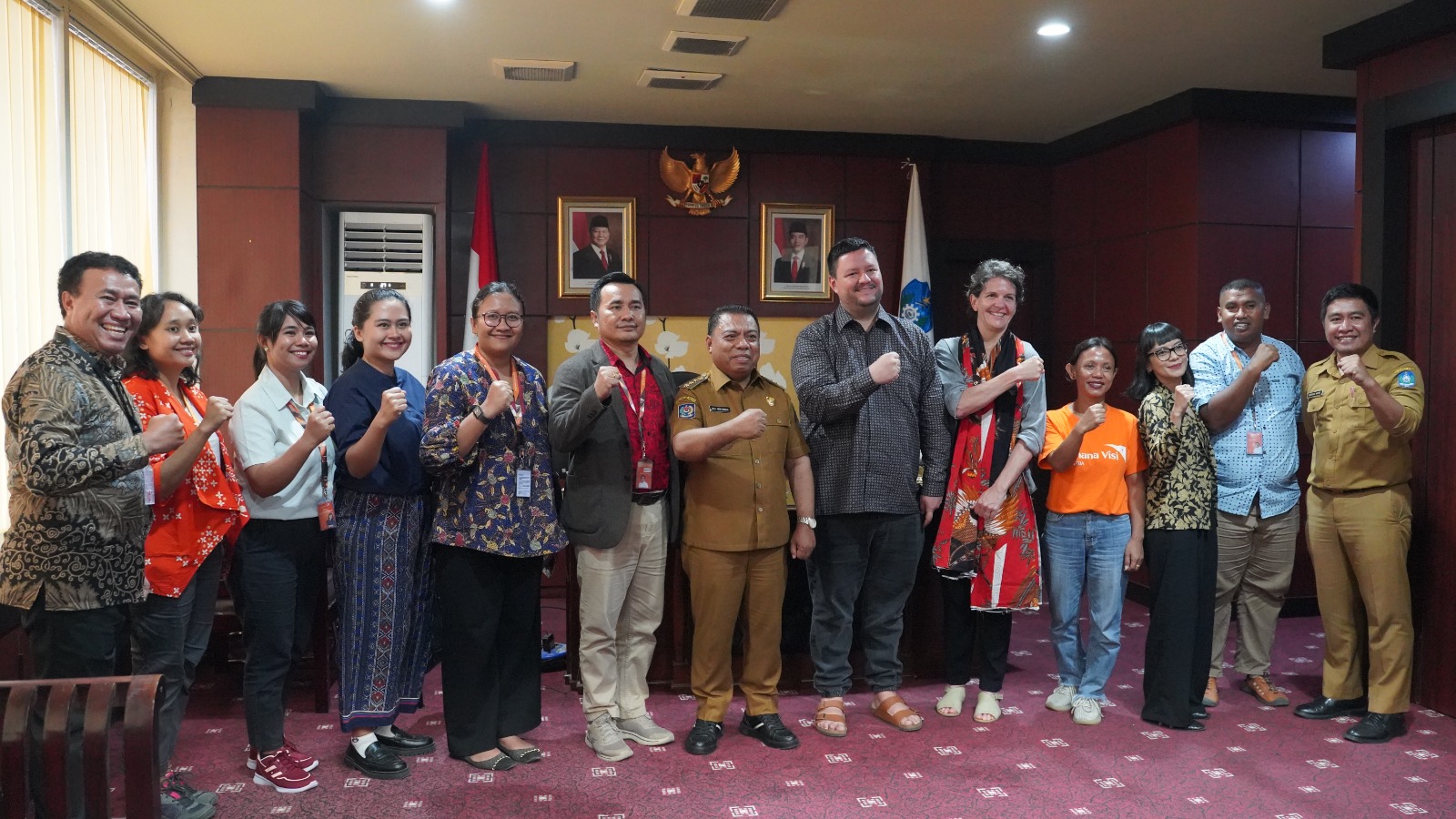 Tim KREASI, Save The Children, dan Wahana Visi Indonesia berfoto bersama Piet Hein Babua, Bupati Halmahera Utara, setelah berdiskusi bersama