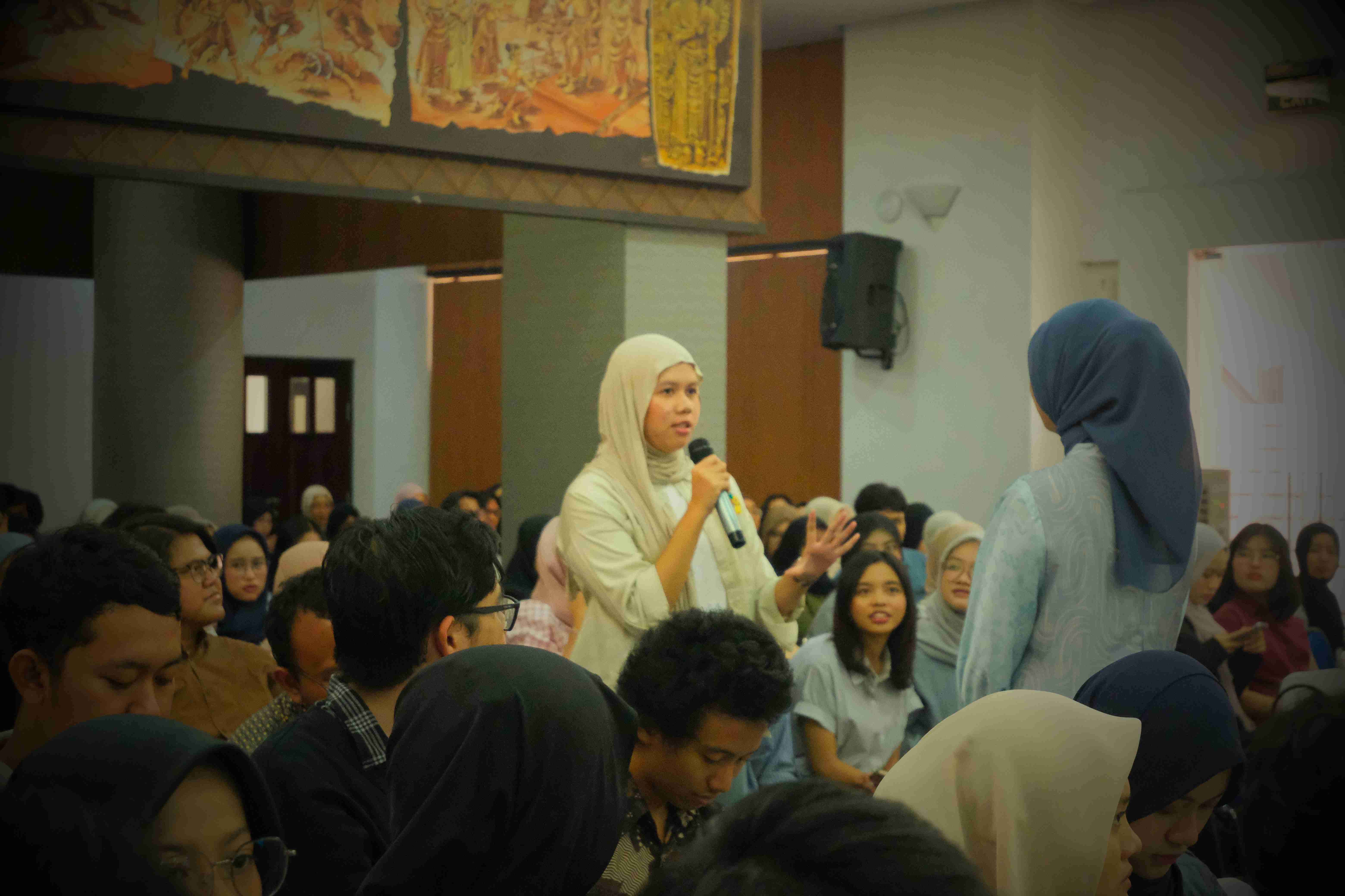 Peserta aktif bertanya mengenai materi komunikasi dan personal branding saat sesi tanya jawab dengan pemateri (Sumber: Data Internal AIESEC in UB)