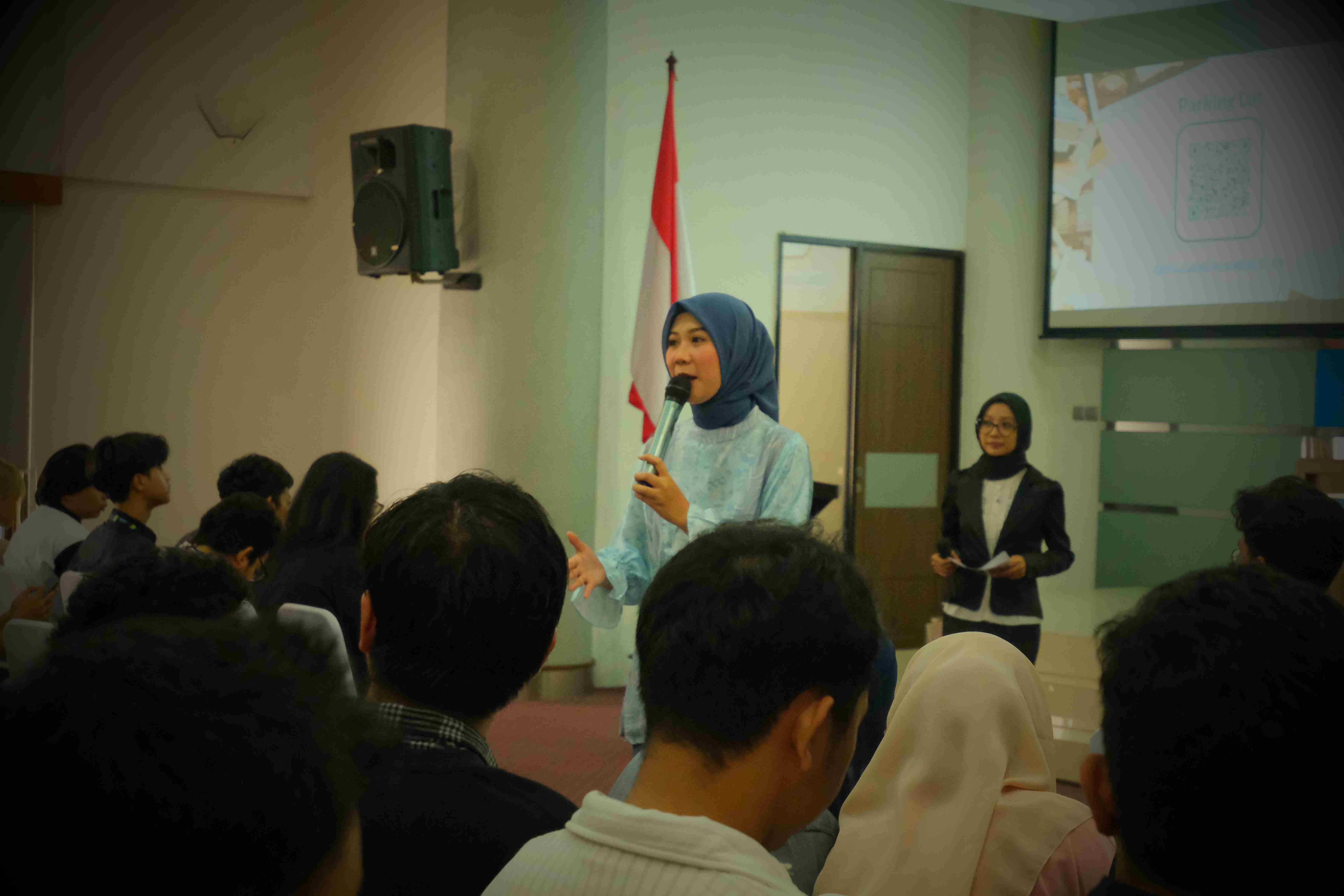 Tarishah menyampaikan materi mengenai dengan topik “The Communicator's Workshop: Mastering Timeless Communication.” (Sumber: Data Internal AIESEC in UB)