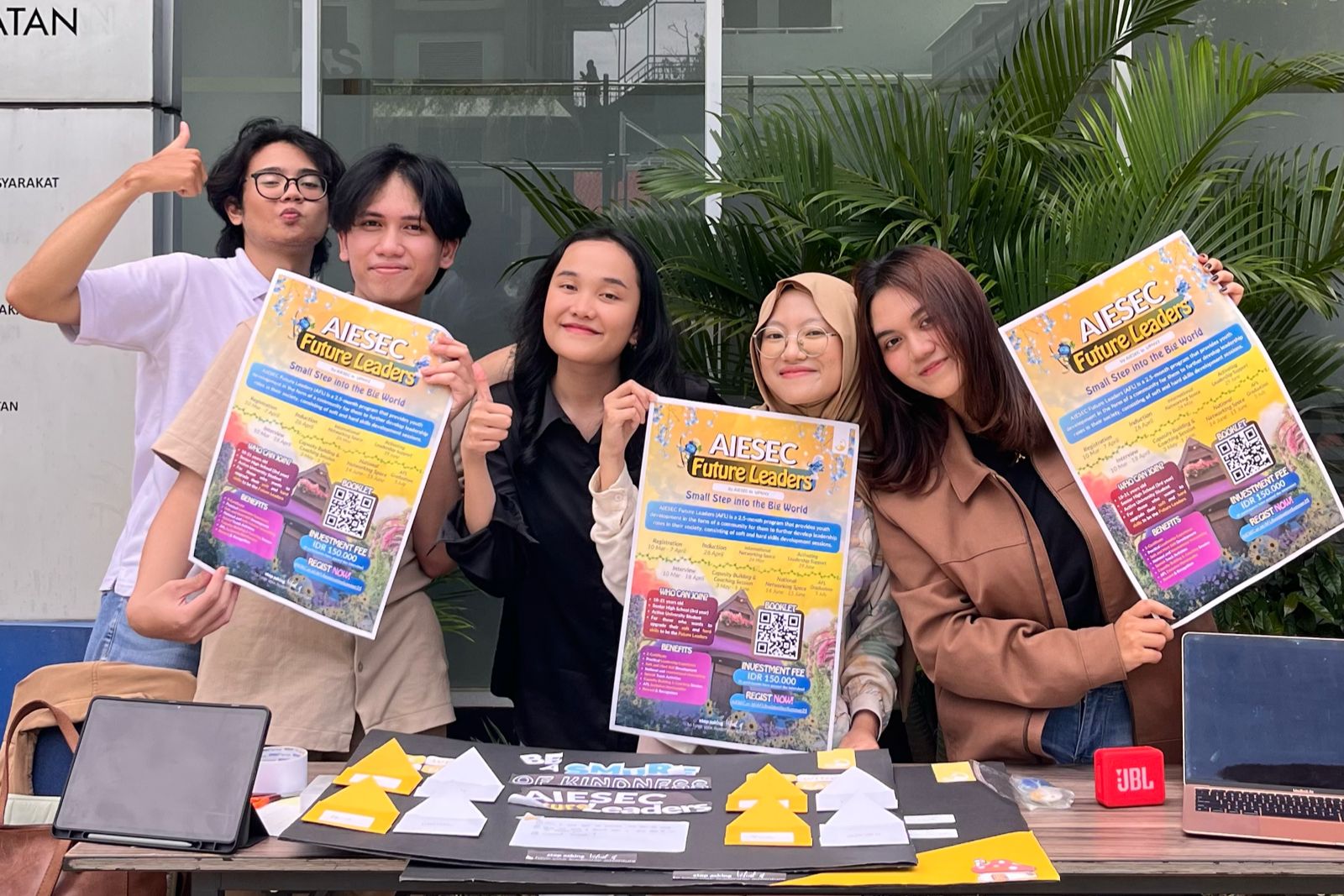 Foto kegiatan open booth bersama panitia AIESEC Future Leaders