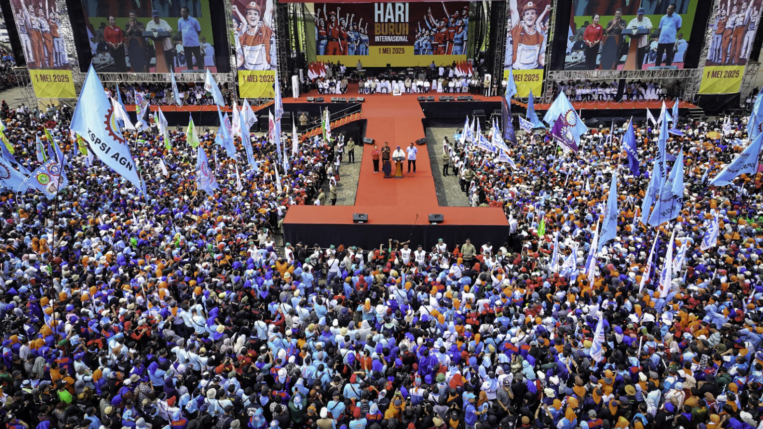 Pakar UNAIR menyebut jika kesejahteraan buruh di Indonesia sudah meningkat, tetapi masih memiliki beberapa tantangan. | BPMI Setpres