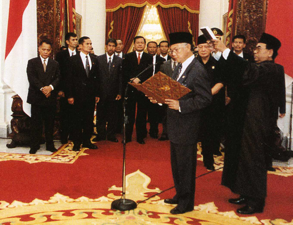 B.J. Habibie dilantik sebagai Presiden (Sumber: wikipedia.org)