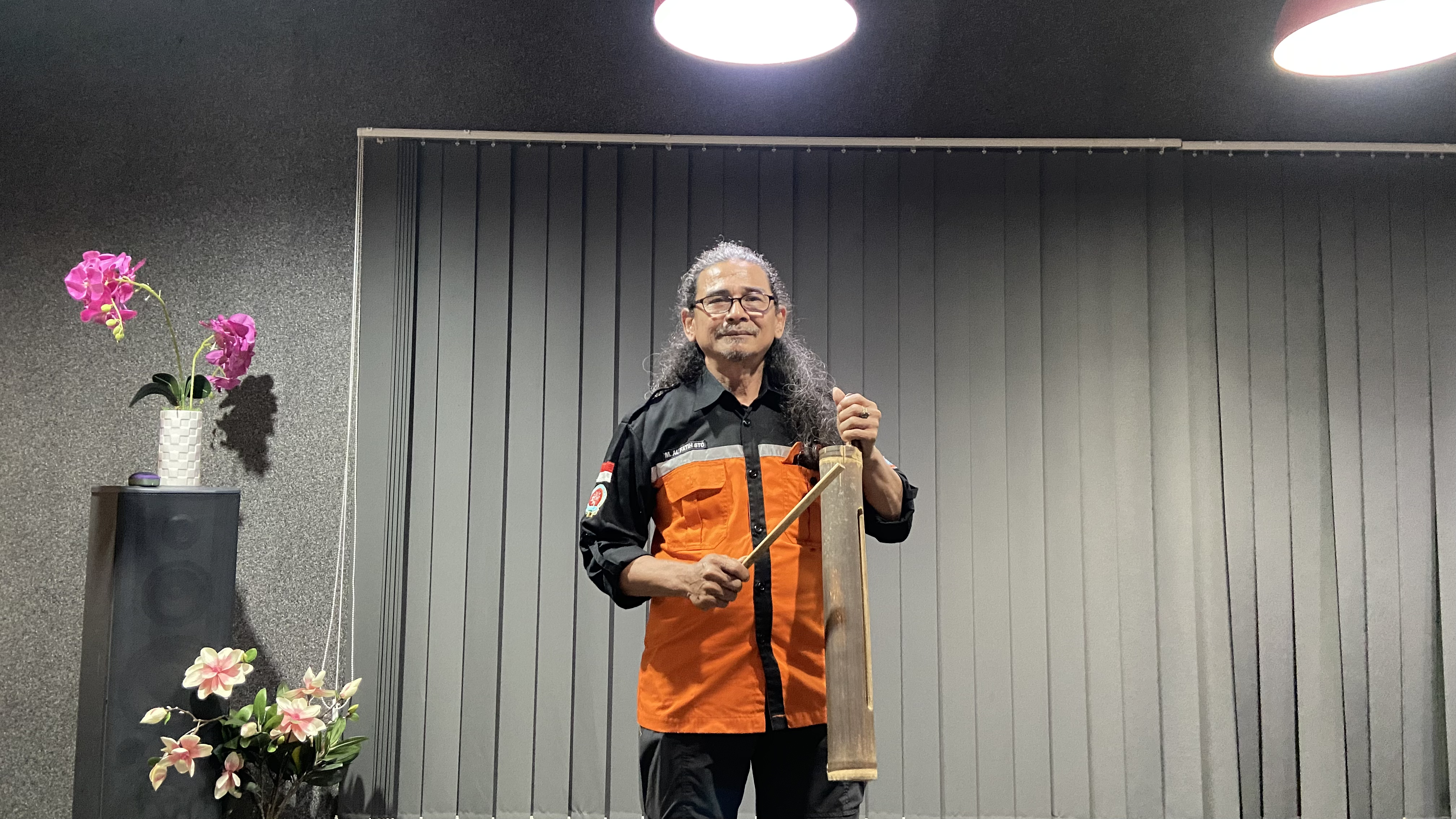  Bang Fatih, dengan kentongan di tangan Jadi pengingat hidup bahwa peringatan dini bisa dimulai dari bunyi bambu dan niat yang tulus. (Dokumentasi Pribadi) 