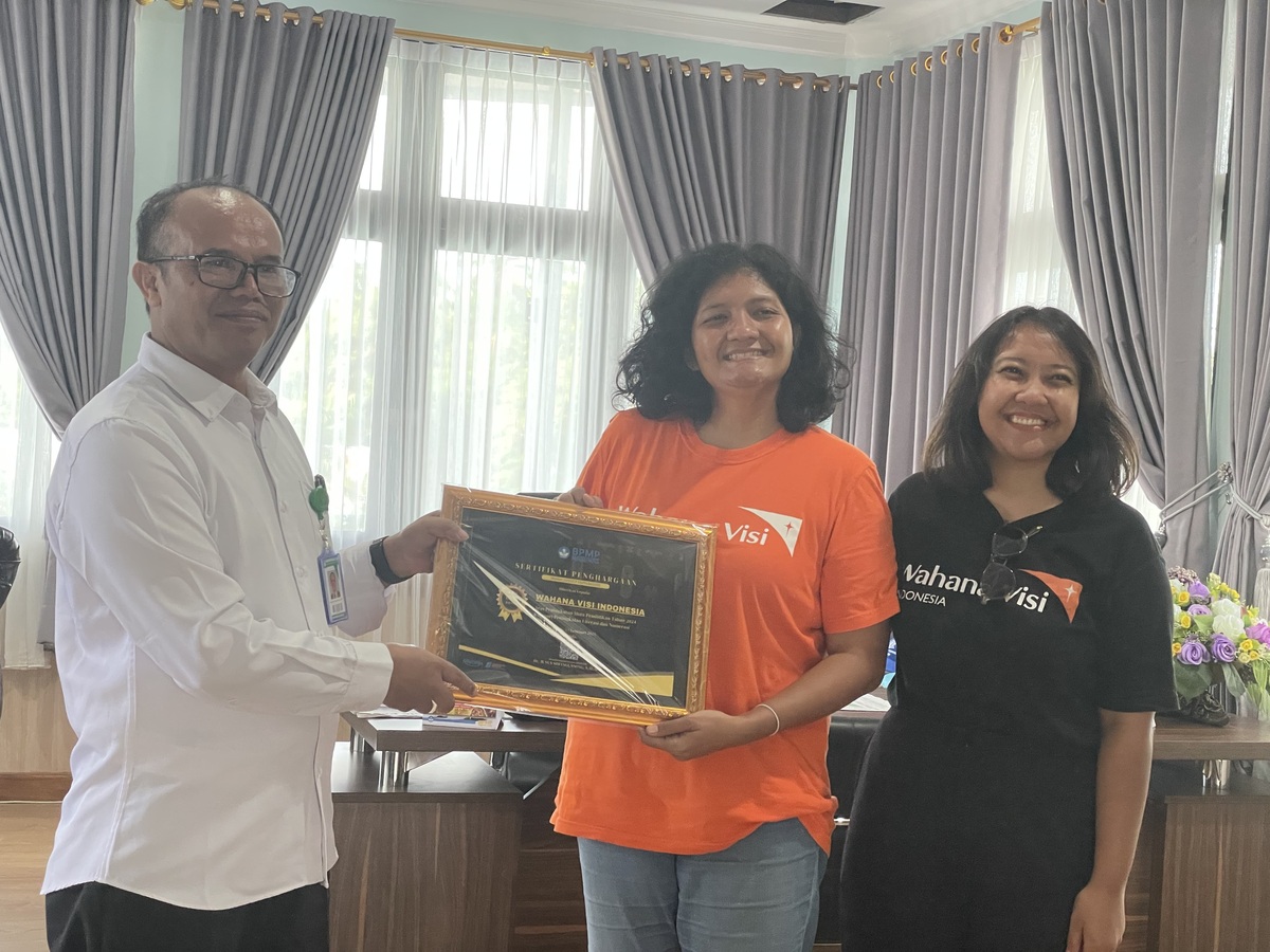 Junus Simangunsong (Kiri) bersama Wahana Visi Indonesia