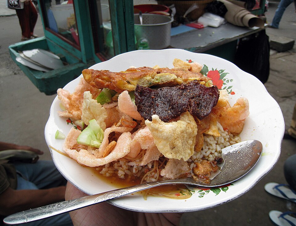 Nasi Ulam khas Betawi | sumber: Wikimedia Commons