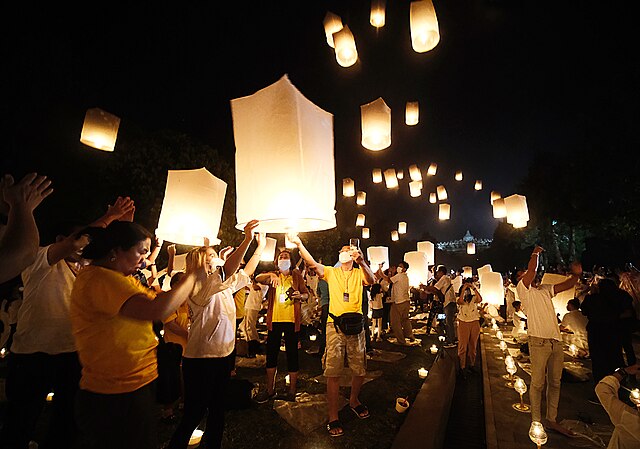 Pelepasan Lampion Waisak (Foto: commons.wikimedia.org)