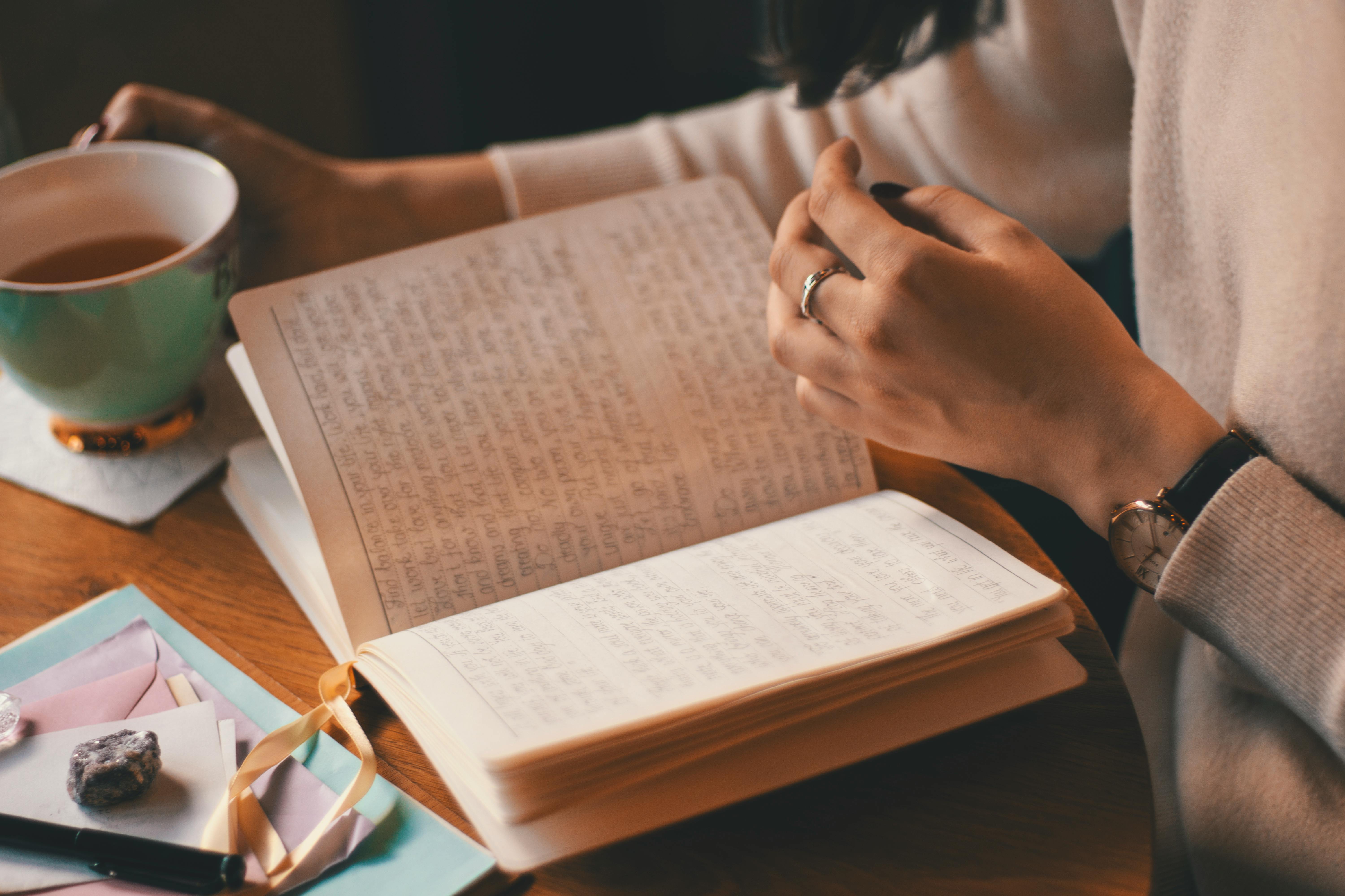 Saat dibaca ulang, journaling bermanfaat untuk refleksi diri. Foto: Monstera Pexels.com