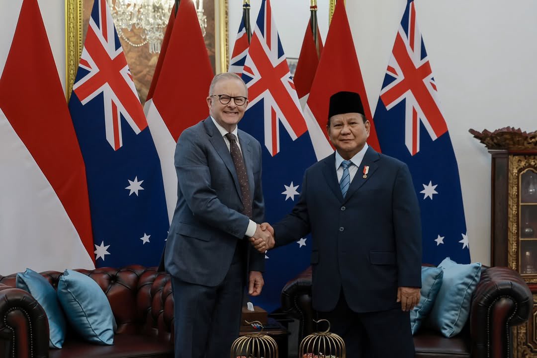 Anthony Albanese dan Prabowo Subianto bertukar jersey timnas di Jakarta, Mei 2025