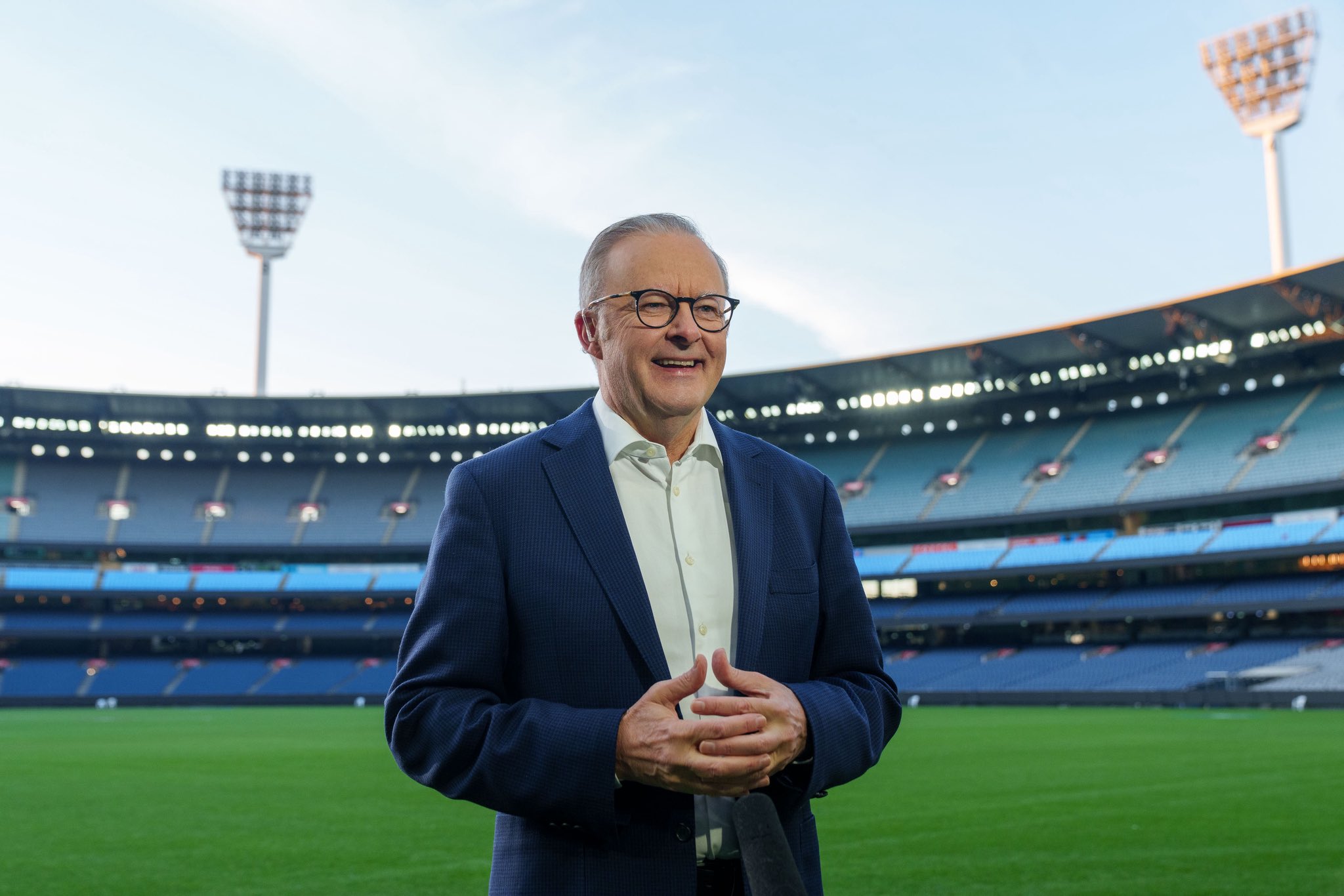 Anthony Albanese dan Prabowo Subianto bertukar jersey timnas di Jakarta, Mei 2025