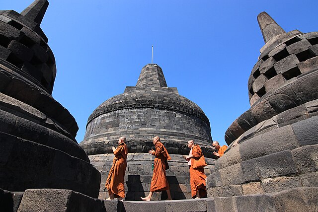 Para Biksu diantara Stupa Candi Borobudur (Foto: commons.wikimedia.org)