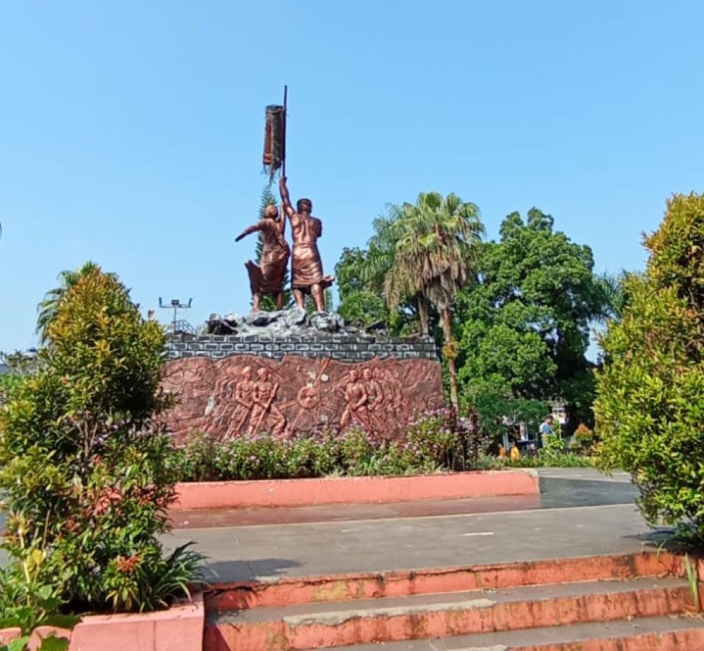 Tugu Mak eroh dan Abdul Rozak tampak dari belakang. Foto: koleksi pribadi